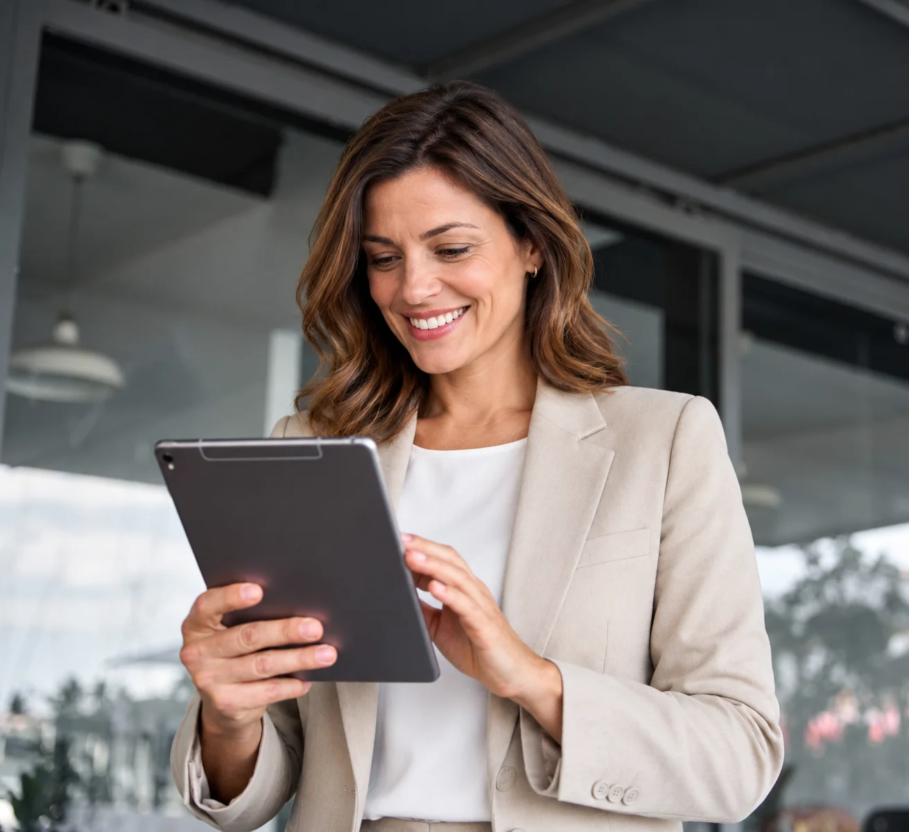 Persönliche Assistentin plant auf dem Tablet diskret Termine und Reisen für vermögende Privatpersonen.
